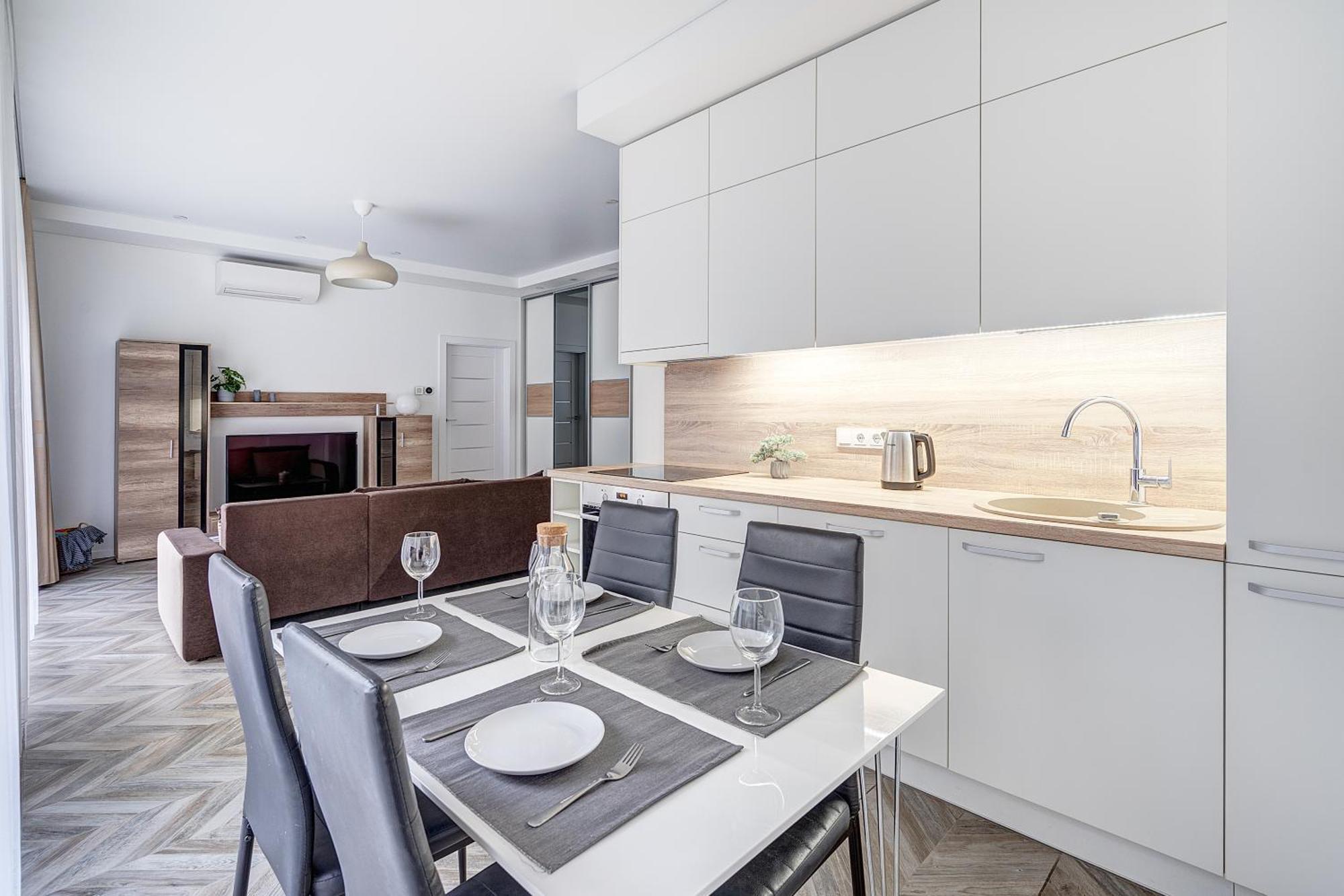Cohost I New Basteja Life Apartments W-Garage Prkg & Self Check-In VNO Room photo