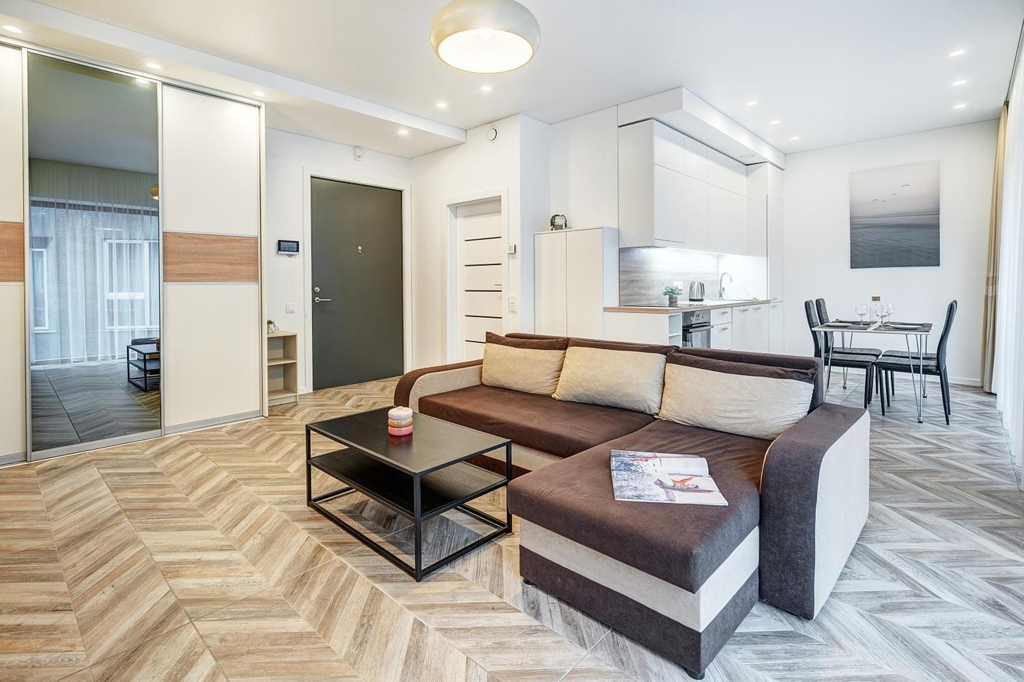 Cohost I New Basteja Life Apartments W-Garage Prkg & Self Check-In VNO Room photo
